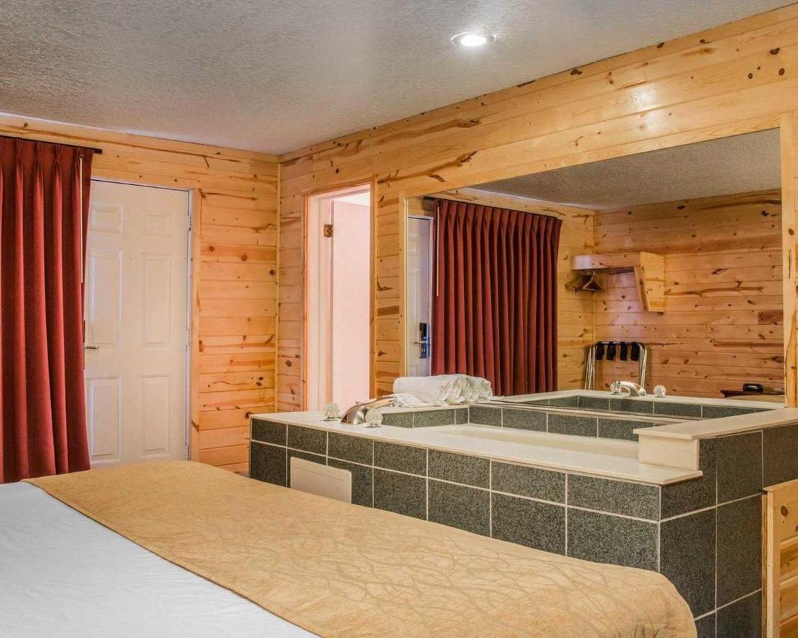 Cabins Of Mackinac & Lodge Mackinaw City Eksteriør bilde